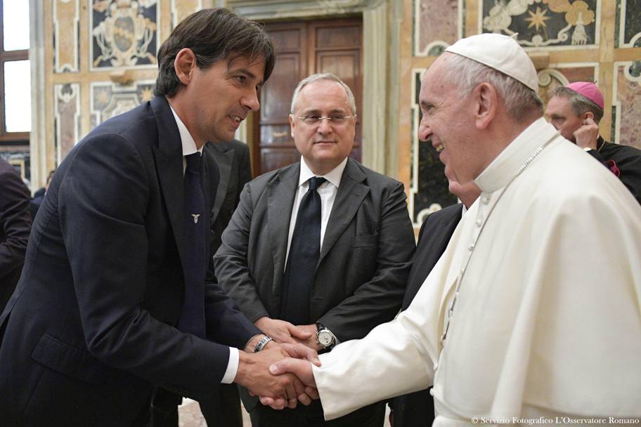 Simone Inzaghi, tecnico della Lazio, stringe la mano a Papa Francesco. Sullo sfondo il presidente biancoceleste Claudio Lotito. EPA